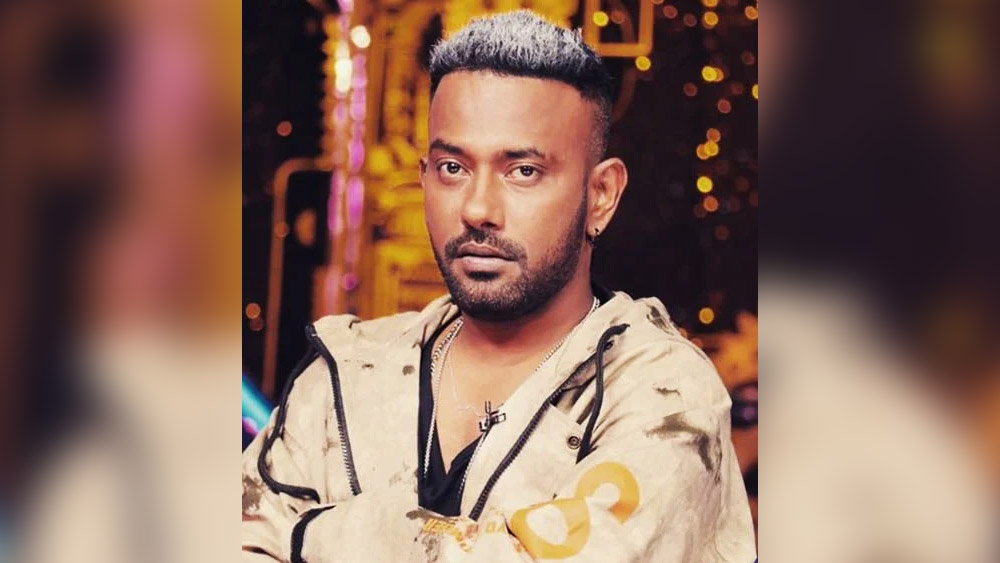 সিনেমায় অভিনয়ে স্বপ্ন দেখতে শুরু করেন ধর্মেশ। বাড়ি ছেড়ে মুম্বইয়ে থাকতে শুরু করেন। কিন্তু দু’বছরে কোনও সুযোগ আসে না। মাঝখান থেকে টাকাও শেষ হয়ে যায়। বাধ্য হয়েই বাড়ি ফিরে আসেন। 