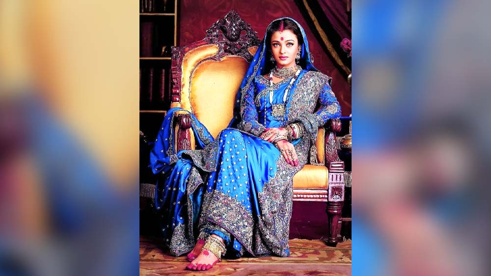 দেবদাস:  ফের বনসালী! বিয়ের সাজে ‘দেবদাস’এ বাদ পড়ে কী করে! ঐশ্বর্যা রাইয়ের মতো কারুকাজ করা ভারী জারদৌসি শাড়ির সঙ্গে পাথর বসানো মিনাকারি গয়নার চিরসবুজ সাজে যে কোনও নারীই নজর কাড়বেন বিয়ের দিন।   