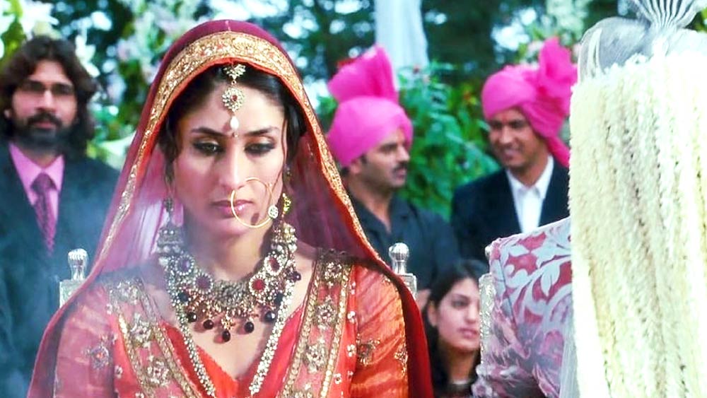 থ্রি ইডিয়টস: ‘থ্রি ই়ডিয়টস’এর করিনা কপূরের মতো ডানপিটে স্বভাবের হলে সেজে উঠুন পিয়ার চরিত্রের বিয়ের সাজেই। লালের গন্ডি থেকে একটু সরে কমলা লেহঙ্গায় যদি বিয়ের আসরে প্রবেশ করেন, তা হলে কিন্তু সকলের নজর আপনার দিকেই থাকবে। 