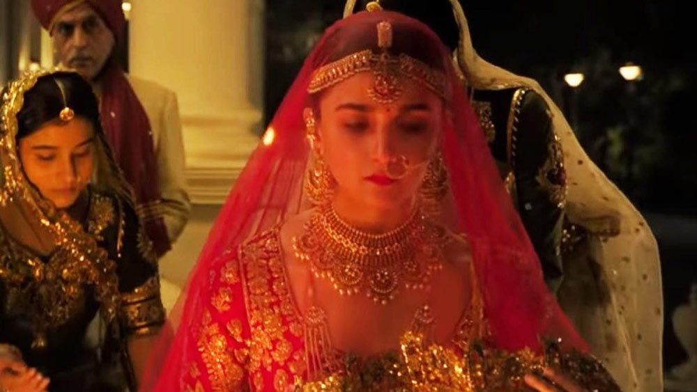 কলঙ্ক:  বউভাতের সাজে লেহঙ্গা বেছে নিলে, সেজে উঠতে পারেন ‘কলঙ্ক’ ছবিতে আলিয়া ভট্টের সাজে। তাঁর মতো লাল লেহঙ্গার সঙ্গে পরতে পারেন চওড়া টায়রা টিকলি, নথ, হাতে রতনচূড় আর গলা ভরা চওড়া হারের সঙ্গে লম্বা সাতনরী হার, কানে মানানসই দুল জুটি শীতের বিয়ের জন্য এ রকম জমকালো সাজ কিন্তু সত্যই সুন্দর। 