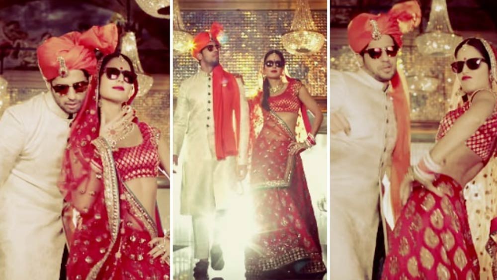 বার বার দেখো:  বিয়েতে একটু অন্য রকম সাজতে চাইলে বেছে নিন ‘বার বার দেখো’ ছবির ক্যাটরিনা কইফ সেই লাল লেহঙ্গা। হাল্কা ঘেড়ওয়ালা লেহঙ্গার সঙ্গে কনের আলতা মাখা হাত বার বার দেখেও যেন মন ভরে না। 