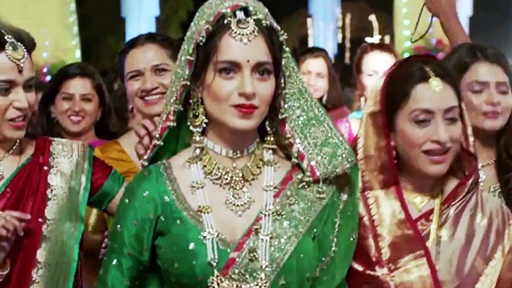 তনু ওয়েডস মনু: লালের বদলে সবুজ! পোশাকের তালিকার রং বদল করতে চাইলে পরতে পারেন ‘তনু ওয়েড্‌স মনু’ ছবির কঙ্গনা রনাওয়াতের মতো। সবুজ লেহঙ্গার সঙ্গে ওড়নার পাড়ে থাক লালের ছোঁয়া। হাত ভর্তি চুড়ির সঙ্গে ভারী গয়নার অসাধারণ মেলবন্ধন আপনার বিশেষ দিনটিকে আরও সুন্দর করে তুলবে।   