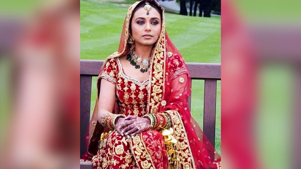  কভি আলবিদা না কহেনা:  মণীশ মলহোত্রের তৈরি লাল লেহঙ্গার সঙ্গে ছোটো হাতা চোলি। জড়োয়ার গয়নার সাজে রানি মুখোপাধ্যায়কে দেখতে লাগছিল অসাধারণ। চাইলে আপনিও রানির মতো দু’হাত ভর্তি করে পরে নিতে পারেন পঞ্জাবি চূড়া। যে কোনও মরসুমের বিয়ের জন্য বেশ ভাল বিকল্প হতে পারে এ রকম সাজ।   