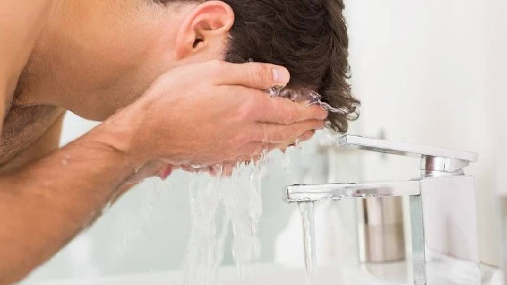 কাজ থেকে ফিরে ভাল ভাবে ফেসওয়াশ দিয়ে মুখ পরিষ্কার করাও খুব জরুরি। 