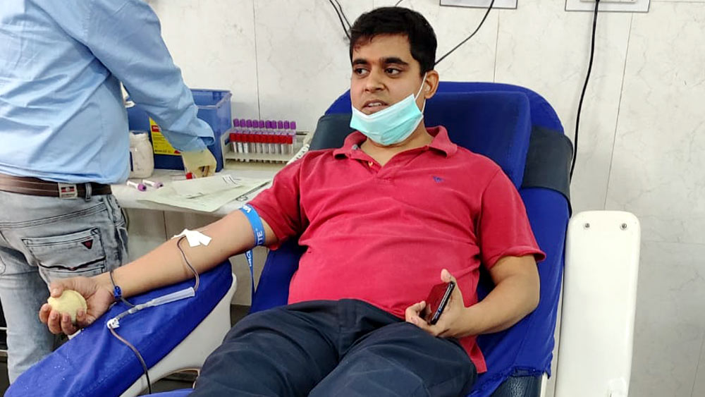 লখনউ গিয়ে রক্তদান করেন ঋষভ। 