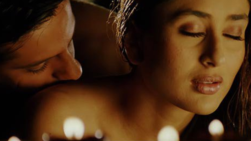 ছবিতে ফারদিনের সঙ্গে বেশ কয়েকটি ঘনিষ্ঠ দৃশ্য ছিল করিনার। এর মধ্যে আবার একটি শয্যা দৃশ্য।