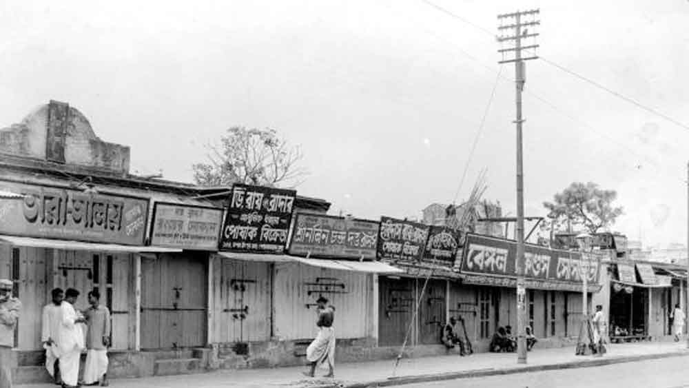 সুদীর্ঘ চিৎপুর রোডকে তিন ভাগে ভাগ করা হয়। বাগবাজার খাল থেকে বাগবাজার স্ট্রিট অবধি অংশ হল চিৎপুর অ্যাপ্রোচ। বাগবাজার স্ট্রিট থেকে দক্ষিণ মেছুয়াবাজার স্ট্রিট অবধি এলাকা হল আপার চিৎপুর রোড। মেছুয়াবাজার থেকে বৌবাজার, লালবাজার স্ট্রিট হল লোয়ার চিৎপুর রোড। (ঋণস্বীকার: কলিকাতার রাজপথ সমাজে ও সংস্কৃতিতে: অজিতকুমার বসু, কলিকাতা দর্পণ: রাধারমণ মিত্র) (ছবি: আর্কাইভ, শাটারস্টক ও সোশ্যাল মিডিয়া)
