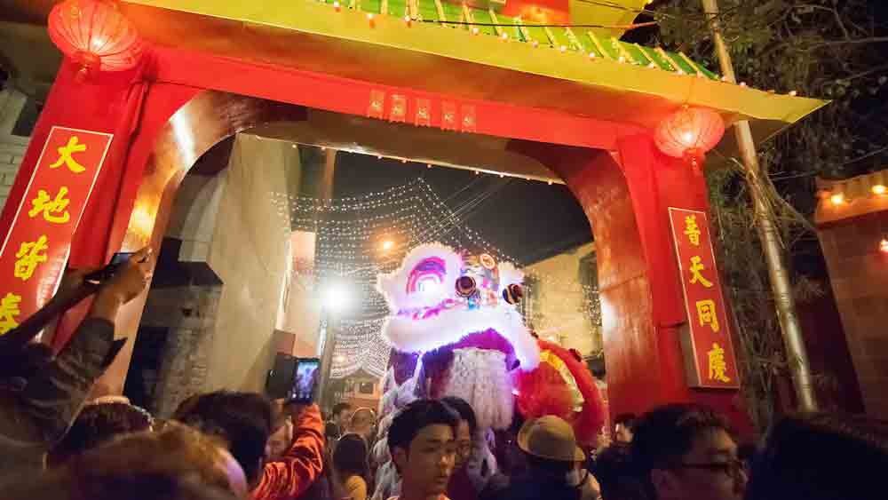 ১৯৬২ সালের ইন্দো-চিন যুদ্ধের পরে কর্মসংস্থানের খোঁজে এ দেশে চলে আসেন বেশ কয়েক হাজার চিনা মানুষ। সেই সময় থেকে আজও কলকাতায় রয়ে গিয়েছেন তাঁরা। কলকাতার ভিতরে তৈরি হয়েছে এক টুকরো চিন! এখনও শহরের বেশ কিছু এলাকা এমন ভাবে সাজানো, দেখলে বোঝা যায় না কোন দেশ।