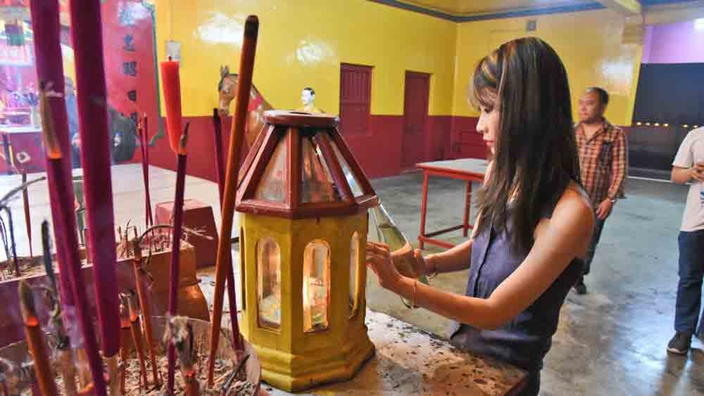 বলা হয় টং আছু প্রথম চিনা নাগরিক যিনি বাংলায় বসতি স্থাপন করেছেন। আজও অছিপুরে রয়েছে তাঁর সমাধিস্থল। কলকাতার চিনাদের কাছে সেই স্থান তাঁদের তীর্থক্ষেত্রের সমান। তাঁরা সেখানে গিয়ে পুজো দেন আর আছুর প্রতি শ্রদ্ধা জানান।টং আছুর মৃত্যুর পর তাঁর শ্রমিকরা অধিকাংশই চলে আসেন কলকাতায়।