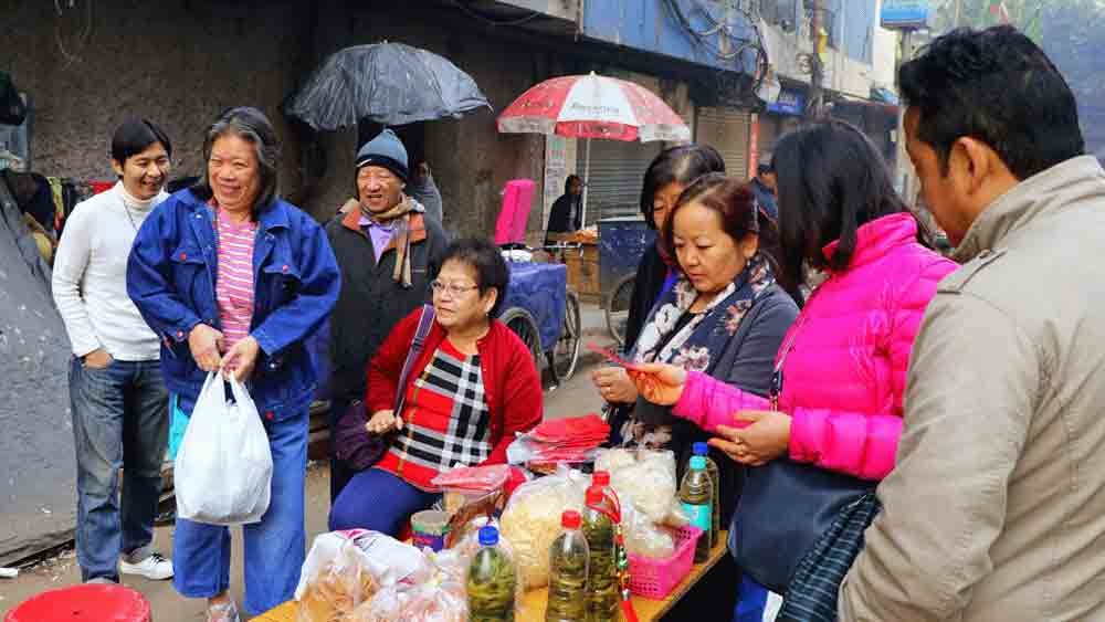 ১৭৭৮-এ ওয়াং চাউ আসেন কলকাতায়। তিনিই ছিলেন কলকাতায় আসা প্রথম চাইনিজ। পরবর্তীকালে কলকাতার ট্যাংরায় তাদের ঘাঁটি জমিয়ে বসে বেশ কিছু চিনা পরিবার। তারা মূলত চিনের ‘হাক্কা’ প্রদেশের প্রজাতি। চামড়ার ব্যবসা আর রেস্তরাঁর উপরেই নির্ভর ছিল তাদের জীবিকা। পরে সুপ্রিম কোর্টের নির্দেশে ট্যাংরা এলাকায় চামড়ার কারখানা চালানো বেআইনি ঘোষণা হয়। ফলে বন্ধ হয়ে যায় কারখানাগুলি। আবার আর্থিক সঙ্কটে পরে চিনা পরিবারগুলি। আবার দেশ ছাড়েন চিনারা। আজ কলকাতায় চিনাদের সংখ্যা প্রায় দু’হাজারে এসে ঠেকেছে।