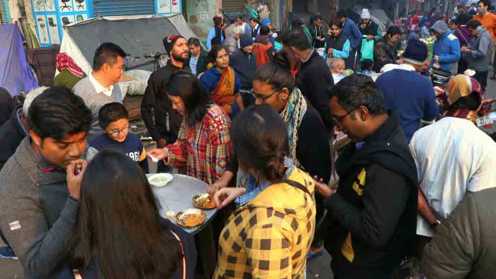 কলকাতার খাস চিনা মহল্লায় টেরিটি বাজার এলাকায় এক্কেবারে সাত সকালে পাওয়া যায় চিনা খাবারের নানান পসরা। প্রতিদিন ভোর ৫টা থেকে সকাল সাড়ে ৭টা পর্যন্ত মেলে জিভে জল আনা নানান লোভনীয় খাবার। বাও, মোমো, ওয়ান্টন, খোয়াই চই প্যান, নুডল স্যুপ, চিকেন ও পর্ক সসেজ। কলকাতাবাসীর কাছে এই ‘চিনা ব্রেকফাস্ট’ কিন্তু বেশ প্রিয়।