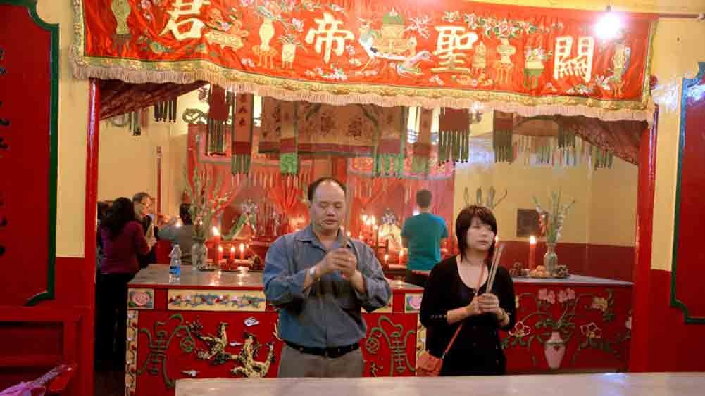 আমরা যেমনভাবে নববর্ষ পালন করে থাকি ঠিক সে ভাবেই চিনারাও তাঁদের নববর্ষ পালন করে থাকেন। নতুন জামাকাপড় পরে চার্চে যান, মোমবাতি জ্বালান।ঘরে তৈরি চিনা খাবার এবং বাঁশপাতায় জড়ানো চং, স্ট্রিট আর্ট, গান, ক্যালিগ্রাফি, হস্তশিল্প দিয়ে সাজিয়ে তোলেন। নববর্ষের ঠিক আগের রাত থেকেই প্রস্তুতি চলে। টেরেটি বাজারে মঞ্চ করে নানান অনুষ্ঠানের আয়োজন করা হয়।