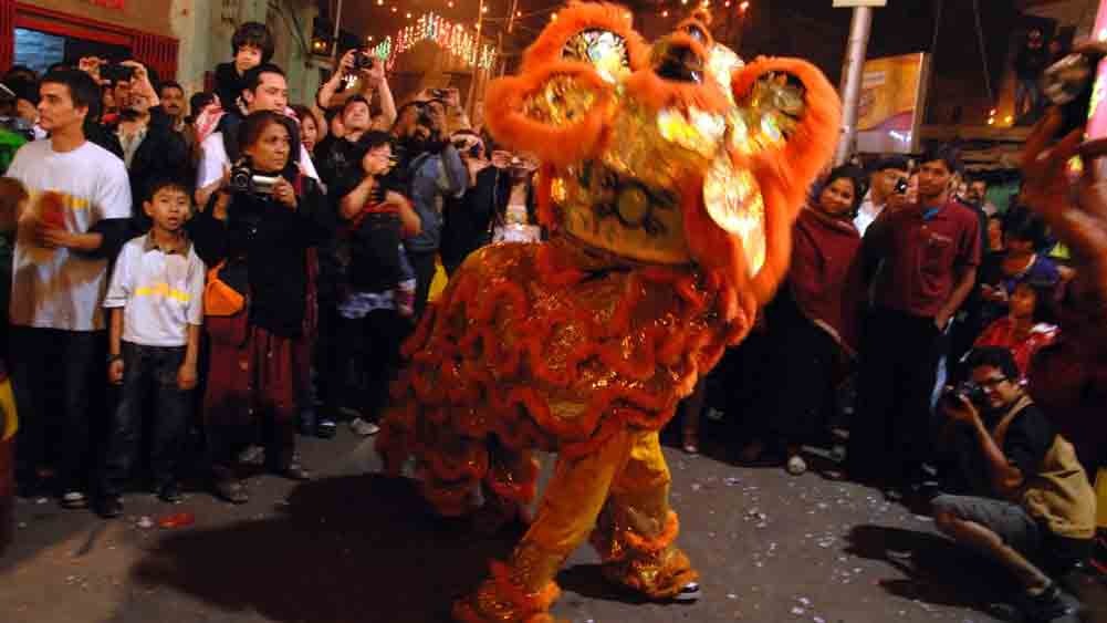 বর্ষবরণের অন্যতম অনুষঙ্গ ঐতিহ্যবাহী নাচ ও বর্ণিল মিছিল। বাদ্যের তালে, নাচেগানে মুখরিত থাকে চারপাশ।ঐতিহ্যবাহী নাচে ড্রাগন ও সিংহ বিশেষ স্থান জুড়ে আছে। ড্রাম আর বিশাল খঞ্জনি হাতে বাদ্যযন্ত্রীদের তালে তালে নেচে ওঠে বর্ণাঢ্য ড্রাগন অথবা সিংহ। বিশালাকৃতির ড্রাগনকে নিয়ে অনেক মানুষকে একসঙ্গে নাচতে দেখা যায়। যার ড্রাগন যত বড় তাদের তত কদর। তাদের পরনে থাকে বিশেষ পোশাক।সিংহ নাচে সাধারণত থাকে দু’জন। বিশেষ পোশাক পরে তারা শারীরিক কসরত করতে থাকে।শিশু থেকে বৃদ্ধ সবাই নাচে অংশ নেন ও আনন্দে মেতে ওঠেন। এভাবেই কলকাতার চিনেপাড়ার বাসিন্দারা তাঁদের নববর্ষের আনন্দকে ভাগ করে নেন কলকাতার সঙ্গে।