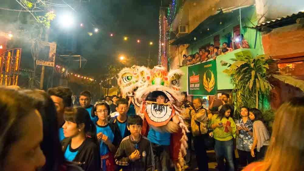 কলকাতার ট্যাংরা এলাকায় রয়েছে চিনা রেস্তরাঁগুলির পুরনো ঠেক। ভারতীয়রা চাইনিজ খাবার বলতে ভারতীয় মশলা মেশানো ইন্দো-চাইনিজকেই বোঝে। আদতে চিনারা কিন্তু মশলাদার খাবার একেবারেই খান না। অথেন্টিক চিনা খাবারে সেদ্ধ চিকেন, স্যুপ, নুডলসকেই গণ্য করা হয়। ট্যাংরার বেশ কিছু রেস্তরাঁ আজও পরিবেশন করে অথেন্টিক চিনা খাবার। (ছবি: লেখক ও শাটারস্টক)