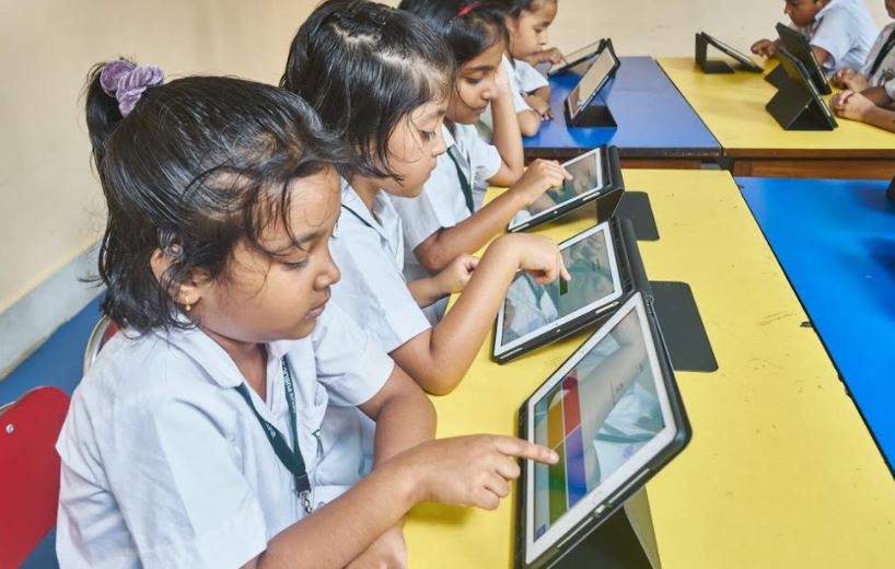 অনলাইন ক্লাস চলছে