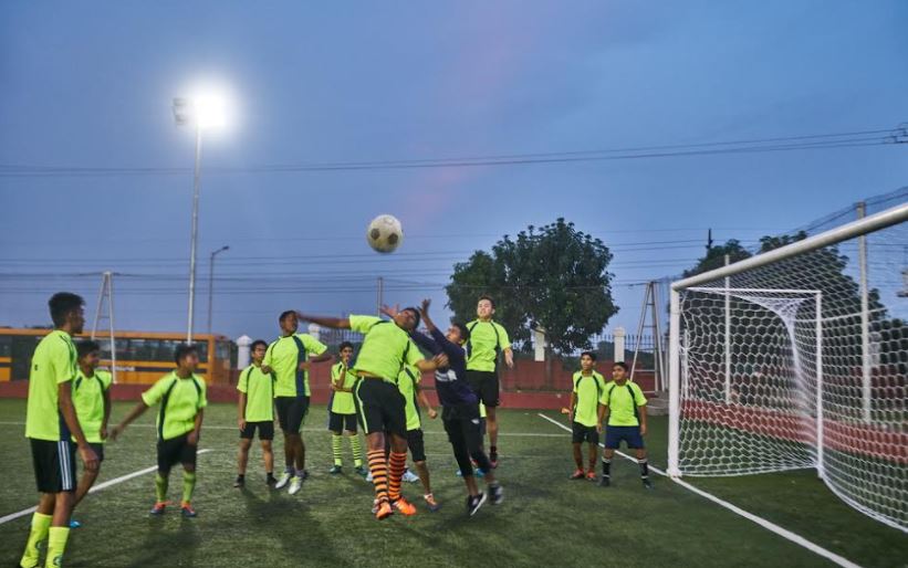 মাঠে শিক্ষার্থীরা