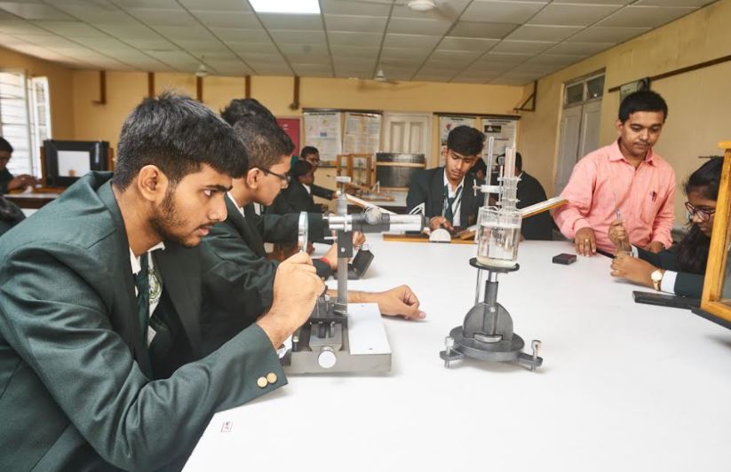 ল্যাবে শিক্ষার্থীরা