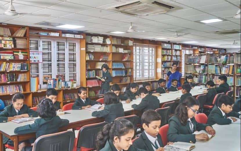 লাইব্রেরিতে শিক্ষার্থীরা