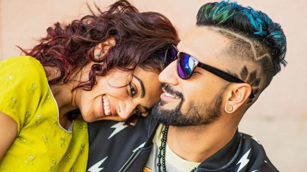 ভিকি কৌশলের ভাল বন্ধু তাপসি পন্নু উপহার দিয়েছেন এক লক্ষ ৪০ হাজার টাকা মূল্যের একটি প্ল্যাটিনামের ব্রেসলেট।