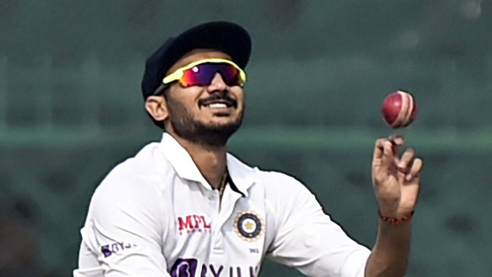 দারুণ সফল অক্ষর পটেলও। পাঁচটি টেস্ট খেলে এক ইনিংসে নিয়েছেন পাঁচটি পাঁচ উইকেট। প্রথম ভারতীয় স্পিনার হিসাবে এই রেকর্ড গড়লেন তিনি।