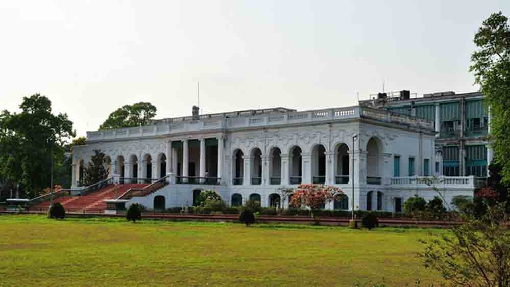 কলকাতার আলিপুরের আলিপুরের অভিজাত বেলভিডিয়ার গার্ডেন হাউসই আজকের ‘ন্যাশনাল লাইব্রেরি’ বা জাতীয় গ্রন্থাগার। এই গ্রান্থাগারের গড়ে ওঠার পিছনে দূরের সম্পর্ক রয়েছে সৈয়দ মীর জাফর আলি খান বাহাদুর এবং লর্ড জর্জ কার্জনের। বহু বার হাত বদল হয়ে হয়ে বেলভিডিয়ার গার্ডেন হাউস এক সময়ে বইপ্রেমীদের ডেরায় পরিণত হয়।