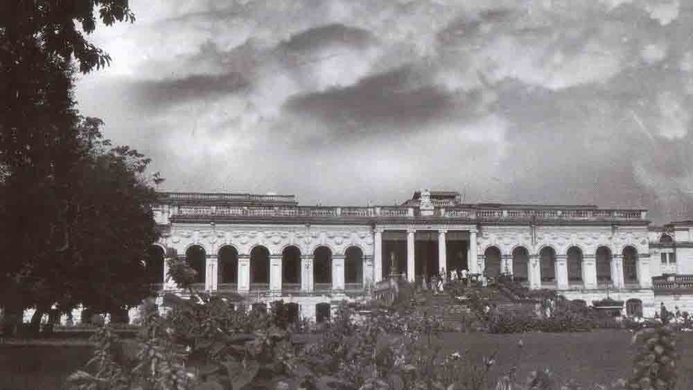 ১৭৮০ খ্রিস্টাব্দে বেলভিডিয়ার হাউজকে মেজর টলির কাছে বিক্রি করে দেন হেস্টিংস। এরপর মালিকানার হাতবদল, লিজ নেওয়ার পর্ব পেরিয়ে লর্ড ডালহৌসির আমলে বেলভিডিয়ার হয়ে ওঠে ভারতের লেফ্টেন্যান্ট গভর্নরের বাসভবন।