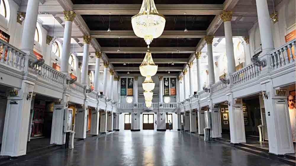 জার্মান ব্যারনেস মারিয়ান ভন ইমহফ থেকে যান ওয়ারেন হেস্টিংসেরই। বিয়েও করেছিলেন তাঁরা। ওয়ারেন হেস্টিংস ছিলেন মারিয়ানের দ্বিতীয় স্বামী। হেস্টিংস দম্পতি বলডান্স করতেন এস্টেটের হলরুমে। নাচের আসরে যোগ দিতেন কলকাতার ব্রিটিশ সমাজের আমন্ত্রিত অভিজাতরা। সেই হলঘর-ই দীর্ঘদিন ছিল জাতীয় গ্রন্থাগারের রিডিং রুম। পরে তা ভাষা ভবন-এ স্থানান্তরিত হয়।