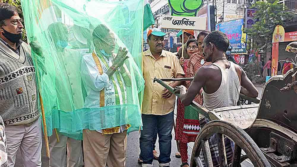 ডেঙ্গি নিয়ে সচেতনতা বাড়াতে মশারির ভিতরে ঢুকে নির্বাচনী প্রচার ৪৮ নম্বর ওয়ার্ডের কংগ্রেস প্রার্থী আশিস চট্টোপাধ্যায়ের। বৌবাজারে। 