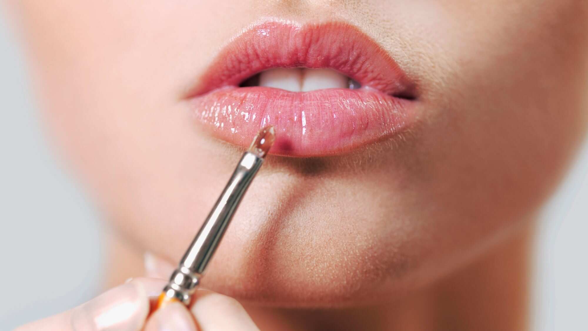 ঠোঁট সাজুক গ্লসি লিপষ্টিকেও।