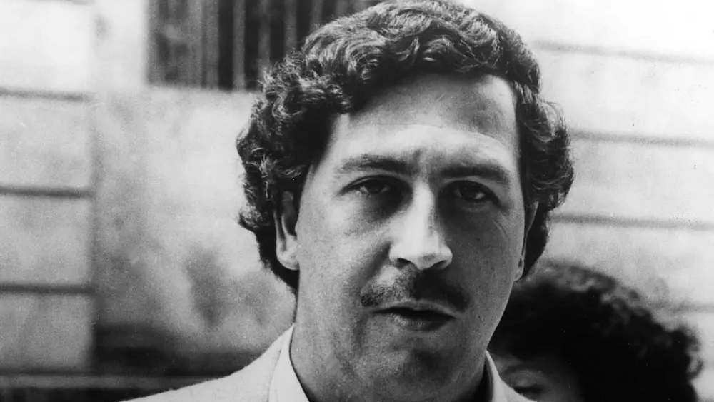 মাদক পাচারের ‘শেষ কথা’ ধুরন্ধর পাবলো এসকোবারকে নিয়ে নানা চর্চা হয়েছে। কিন্তু জানেন কি এসকোবারের মতোই আর এক মারাত্মক মাদকপাচারকারী ছিলেন মেক্সিকোতেই। যাঁকে নিয়ে গোটা একটা ওয়েব সিরিজ তৈরি হয়েছে। সত্য ঘটনার অনুপ্রেরণায় তৈরি সেই ওয়েব সিরিজ দেখে তাঁর প্রতি সহানুভূতিশীলও হয়েছেন অনেকে।