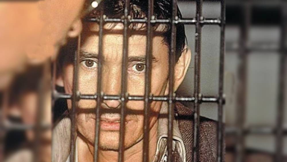 সেই বিপুল সম্পত্তির মালিক, ‘কোকেনের বিল গেটস’-এর ঠিকানা এখন একটি ছ’ফুট বাই আট ফুটের ঘুপচি ঘর। আমেরিকার কারাগারে ৩৭ বছর বন্দি থাকতে হবে তাঁকে।