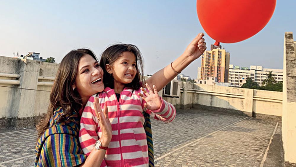 মেয়ের সঙ্গে সুদীপ্তা।