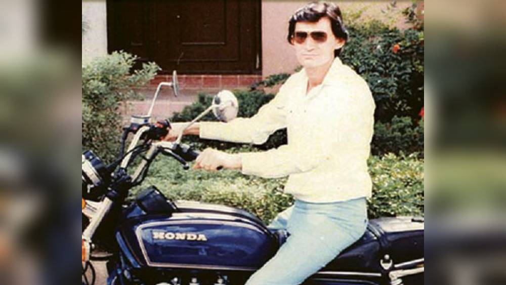 ১৯৭৮ সালে পুলিশের গুলিতে পেরেজের মৃত্যু হলে তাঁর মাদক সাম্রাজ্যের মাথায় বসেন গালার্দো। তৈরি করেন মেক্সিকোর কুখ্যাত মাদক সাম্রাজ্য গুয়াডালাজারা কার্টেল। ‘গড ফাদার’ তকমাও পান। সেই শুরু। ১৯৮০ সালে, দু’বছরের মধ্যেই পেরেজের ব্যবসাকে কয়েক গুণ বাড়িয়ে তোলেন গালার্দো। তাঁর ১৩৪৪ একর মারিজুয়ানো ফলানো জমিতে প্রতি বছর ৮০০ কোটি ডলারের উৎপাদন শুরু হয়।