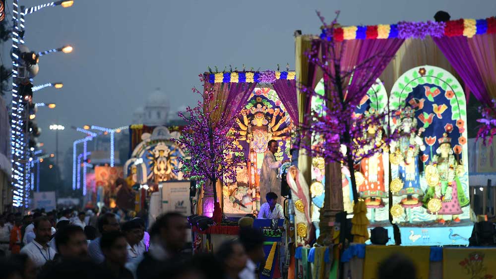 দুর্গাপুজোর সর্বজনীন হওয়ার গল্প। কলকাতায় কার্নিভাল।