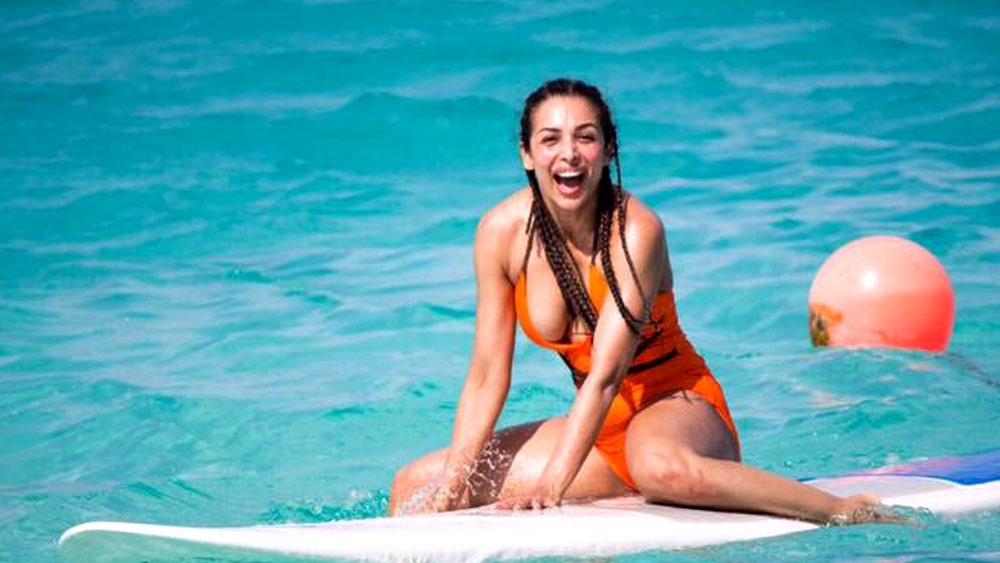 ছুটি কাটাতে আজকাল মলদ্বীপে যান বলিউডের তারকারা। থাকেন নীল জলের মাঝখানে ভাসমান দামি রিসর্টে। কোনওটার এক দিনের ভাড়া আড়াই লক্ষ টাকা। কোনওটা পাঁচ লক্ষের। দিন দশেকের ছুটি মানে আধা কোটির ধাক্কা! তাতেও এক বন্ধুর সঙ্গে ছুটি কাটানোর কয়েক দিনের মধ্যে আর এক বন্ধুর সঙ্গে সফরে আসেন বলিউড খ্যাতনামীরা। কী করে পারেন বলুন তো!