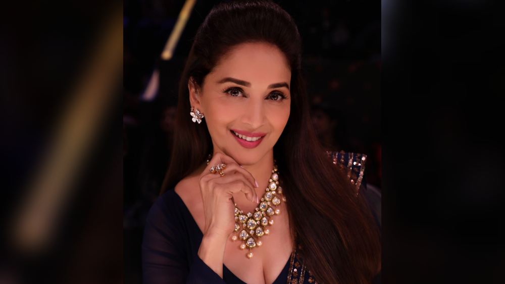 নাচের কথা উঠলই যখন, তখন ধক ধক গার্ল মাধুরী দীক্ষিতের প্রসঙ্গও আসে। শিল্পার চেয়ে অনেক সিনিয়র। তবে তাঁর উপস্থিতির দর আরও বেশি। মাধুরী পুরো সিজনের পারিশ্রমিক নেন না। মাঝে মাঝে তাঁর দেখা পেতে পর্ব পিছু ১ কোটি খরচ করেন রিয়্যালিটি শোয়ের প্রযোজকেরা। 