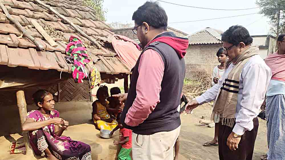 এ দিনও পড়ুয়াদের বোঝাতে তাদের বাড়ি যান উদয়পল্লি শিক্ষা নিকেতনের শিক্ষকেরা। 