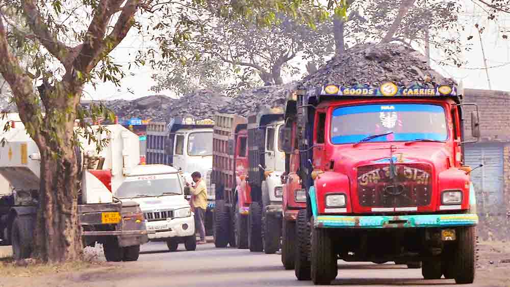 অভিযোগ, বারাবনি-সহ নানা এলাকায় দেখা যায় এই ছবি। 