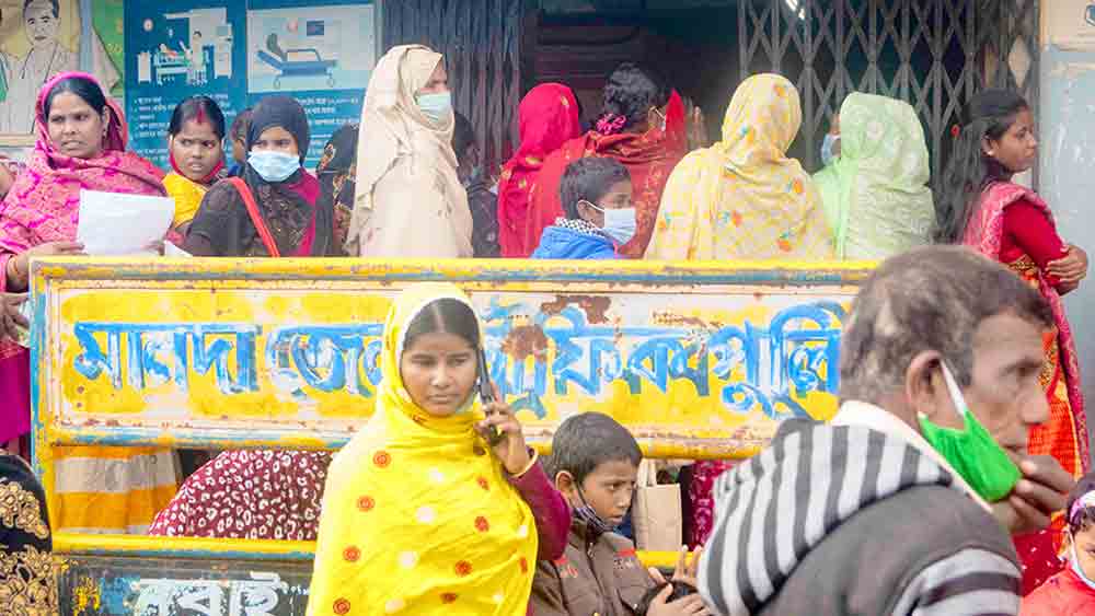 অসচেতন: মাস্ক ছাড়াই মালদহ মেডিক্যালের বহির্বিভাগের সামনে রোগীদের ভিড়। 