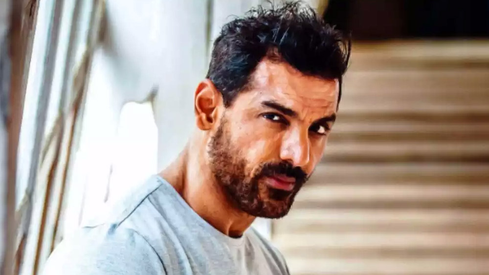 ছোট থেকেই জন খুব লড়াকু। তাঁর এই লড়াইয়ের পিছনে ছিলেন তাঁর বাবা। জনের বাবা ক্যান্সারে আক্রান্ত হয়েছিলেন। প্রতি মুহূর্তে তাঁকে মৃত্যুর সঙ্গে লড়তে হত। কিন্তু জীবনের পথে এগিয়ে দিত তাঁর বাঁচার অদম্য ইচ্ছে। বাবার পাশে সারা ক্ষণ তাঁর শক্তি হয়ে থাকতেন জনের মা। জন তাই হারতে শেখেননি।