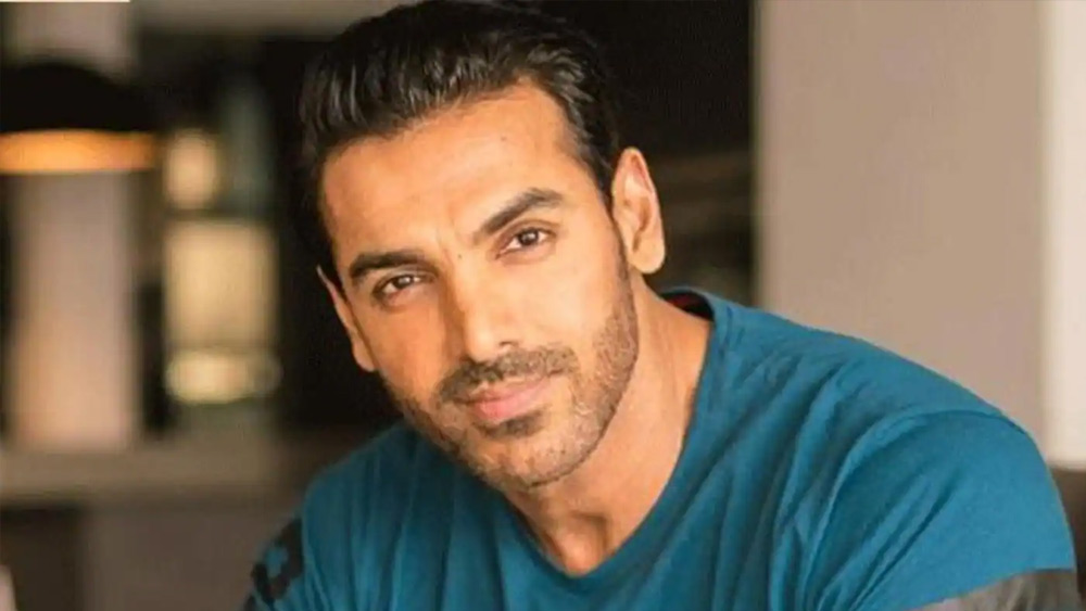 যদি অভিনয়ে না আসতেন তা হলে কী করতেন জন? তাঁর শিক্ষা, তাঁর শখ বলছে, অনেক কিছুই করতে পারতেন। অর্থনীতিতে স্নাতক, বাণিজ্যে স্নাতকোত্তর জন চুটিয়ে উচ্চপদস্থ কর্মী হতেই পারতেন। অভিনেতার যদিও শখ ছিল, তিনি স্থপতি হবেন। বাবা এবং দাদার মতো। অনেক জনসংযোগ মাধ্যমেও কাজ করেছেন জন। সেখান থেকেই আচমকা সুপার মডেল রানার্স আপের খেতাব জয়। এবং অভিনয়।