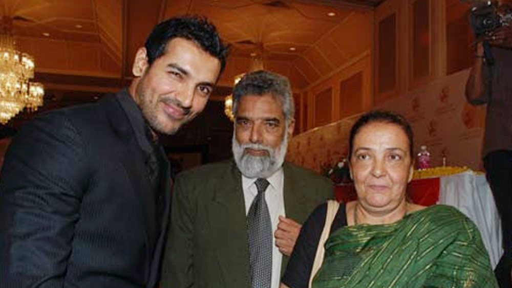 জনের আসল নাম ফারহান ইরানি। এই নাম, পদবি সবই মাতৃকূলের। জন তাঁর বাবার নাম একটু উল্টে পালটে ব্যবহার করেন। অভিনেতার বাবার নাম ঠিক তাঁর নামের বিপরীত, আব্রাহাম জন!