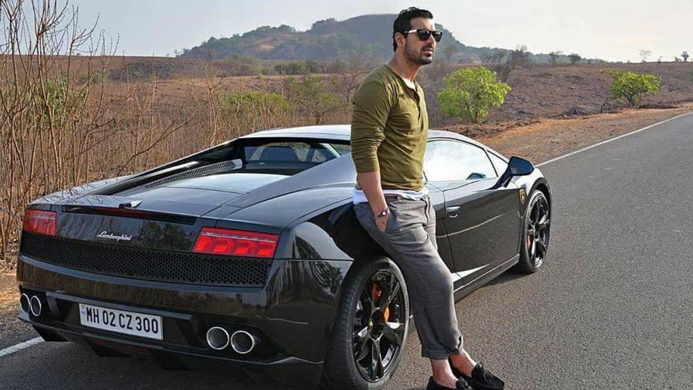 অথচ জন কিন্তু কোনও দিন ভাবেননি তিনি অভিনয়ে আসবেন। কারণ? তাঁর মুখ ভর্তি ব্রণ আর দাগছোপ। তাঁকেই মডেলিং-এর শুরুতে জনপ্রিয় চিত্রগ্রাহক অতুল কাসবেকার বলেছিলেন, মুখের দাগছোপ, ব্রণগুলো না থাকলে তুমিই একাধারে অর্জুন রামপাল, রাহুল দেব, মার্ক রবিসনস, মিলিন্দ সোমন। ভাবা যায়? 