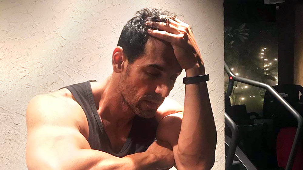 জনের কোনটা বেশি আকর্ষণীয়? পেশিবহুল চেহারা, গালে টোল ফেলা হাসি, শুরুতে চুলের লম্বা চুল নাকি সাজ-পোশাক? ৪৮ বছরের জন্মদিন বলছে, সব মিলিয়ে জন আকর্ষণের ‘টোটাল প্যাকেজ’।