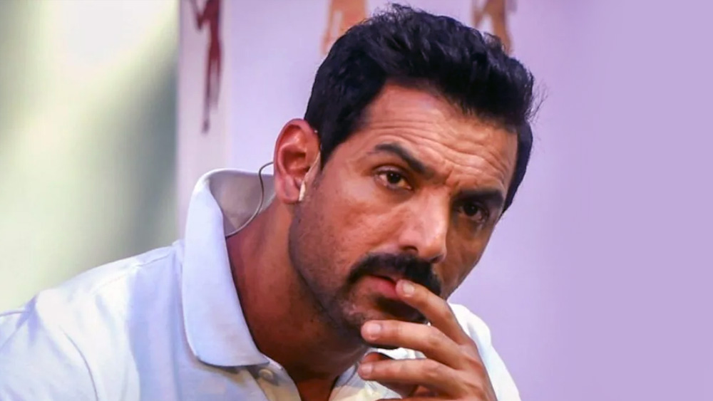 জনের জনপ্রিয়তার গল্প শুনবেন? এক বার এক দল মহিলা জনের উপরে রীতিমতো হামলা চালিয়েছিলেন। জনের গায়ের টি শার্টের বোতাম খুলে ঢুকিয়ে দিয়েছিলেন তাঁদের আঙুল! ধারালো নখের আঁচড়ে জন ক্ষত-বিক্ষত। রক্ত চুঁইয়ে পড়ছে গা থেকে। কোনও মতে ছাড়িয়ে নিতে নিতে তিনি প্রশ্ন করেছিলেন এক অনুরাগিনীকে, এ সব কেন? সেই মেয়ে জবাব দিয়েছিল, সবাই জনকে কাছে পেতে চান। বদলে তাঁর শরীরের চামড়াই সই! যা তাঁদের নখের নীচে থেকে যাবে।