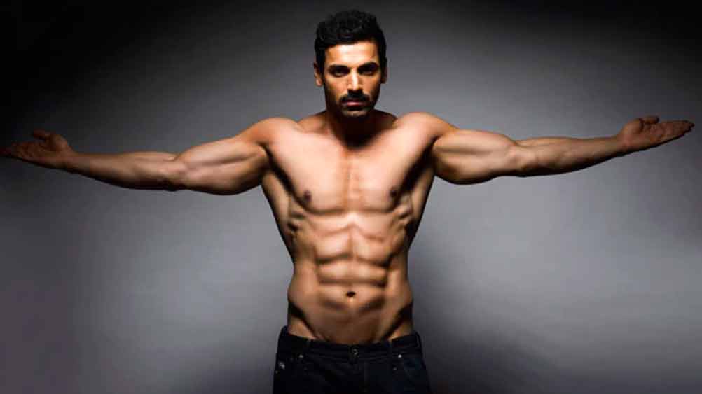 যিনি সুযোগ পেলেই দ্বিচক্র যানে ‘ঘোড়সওয়ারি’ করেন, যিনি বাস্কেট বলে আগ্রহী, যিনি শরীরচর্চায় গভীর মনোযোগী তিনি খেলাধুলো ভালবাসবেন সেটাই স্বাভাবিক। জন তাই ফুটবলের পাশাপাশি ক্রিকেটেও সমান মনোযোগী। সবাই তাঁর অনুরাগী। তিনি মহেন্দ্র সিংহ ধোনির! ধোনির বিয়েতে তিনি এক মাত্র বলিউড থেকে আমন্ত্রিত ছিলেন। ধোনিও তাঁর ভক্তের মতো চুল কেটেছেন একটা সময়।