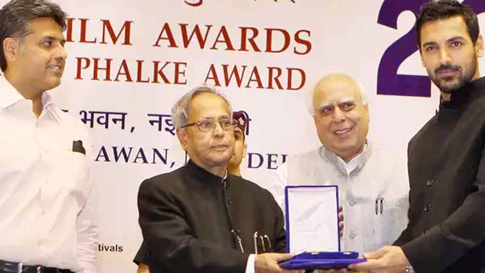 এত কিছুর ফাঁকে জাতীয় পুরস্কারের মতো সম্মানও জন আদায় করে নিয়েছেন। সুজিত সরকার পরিচালিত ‘ভিকি ডোনার’-এর মাধ্যমে।