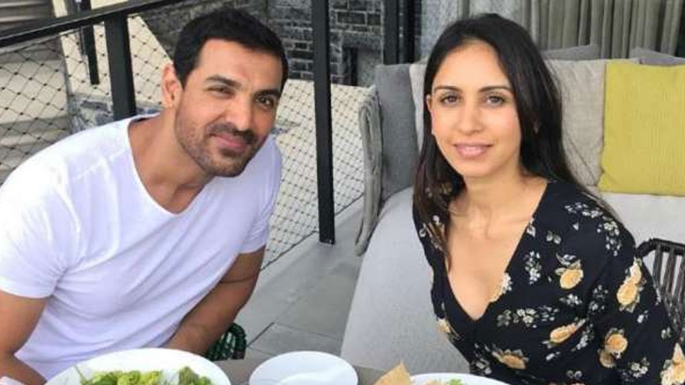 জীবনে প্রচুর প্রেম, অসংখ্য অনুরাগিনী। পর্দাতেও জনের চারপাশে সারা ক্ষণ সুরা আর নারীর ভিড়! বাস্তবেও অভিনেতার জীবন বুঝি খুবই রঙিন? বলিউড বলছে, বারেবারে প্রেমে পড়লেও নেশার কবলে কোনও দিন পড়েননি জন। ভুলেও নিশিঠেকে পা রাখেন না। রাত জেগে পার্টি করেন না। তিনি জানেন, ‘দেহ পট সনে নট সকলি হারায়’। তাই শরীরের যত্ন তাঁর কাছে সবার আগে।