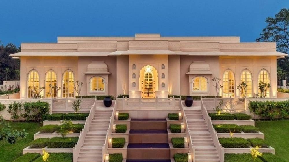  রাজকুমার-পত্রলেখা: এক দশকেরও বেশী সময় ধরে সম্পর্কে থাকার পর রাজকুমার রাও এবং পত্রলেখা পাল গাঁটছড়া বাঁধলেন চণ্ডীগড়ের ওবেরয় সুখবিলাস স্পা রিসর্টে। যেটি ৮০০০ একর জুড়ে বিস্তৃত। এই বিবাহে রঙের প্রাচুর্য দেখা গিয়েছে। গাঁদা ফুলের ব্যবহার এবং মণ্ডপে সাদা রঙের বাহারি ফুলের কারুকাজে সুখবিলাস হয়ে উঠেছিল মোহময়। 