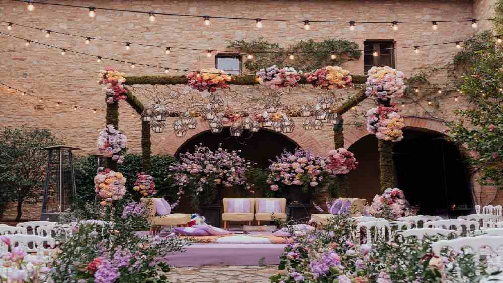 মূল অনুষ্ঠানের জন্য ল্যাভেন্ডার, হাল্কা গোলাপি এবং পাউডার নীল রঙের প্যালেট বেছে নেওয়া হয়েছিল। খোলা জায়গায় ফুল, কাচের লন্ঠনে ঝোলানো সাদা মোমবাতি, ফুলের তৈরি ছাউনি, ইত্যাদির মিশেলে বিয়ের মণ্ডপকে করে তুলেছিল অত্যন্ত নান্দনিক। 